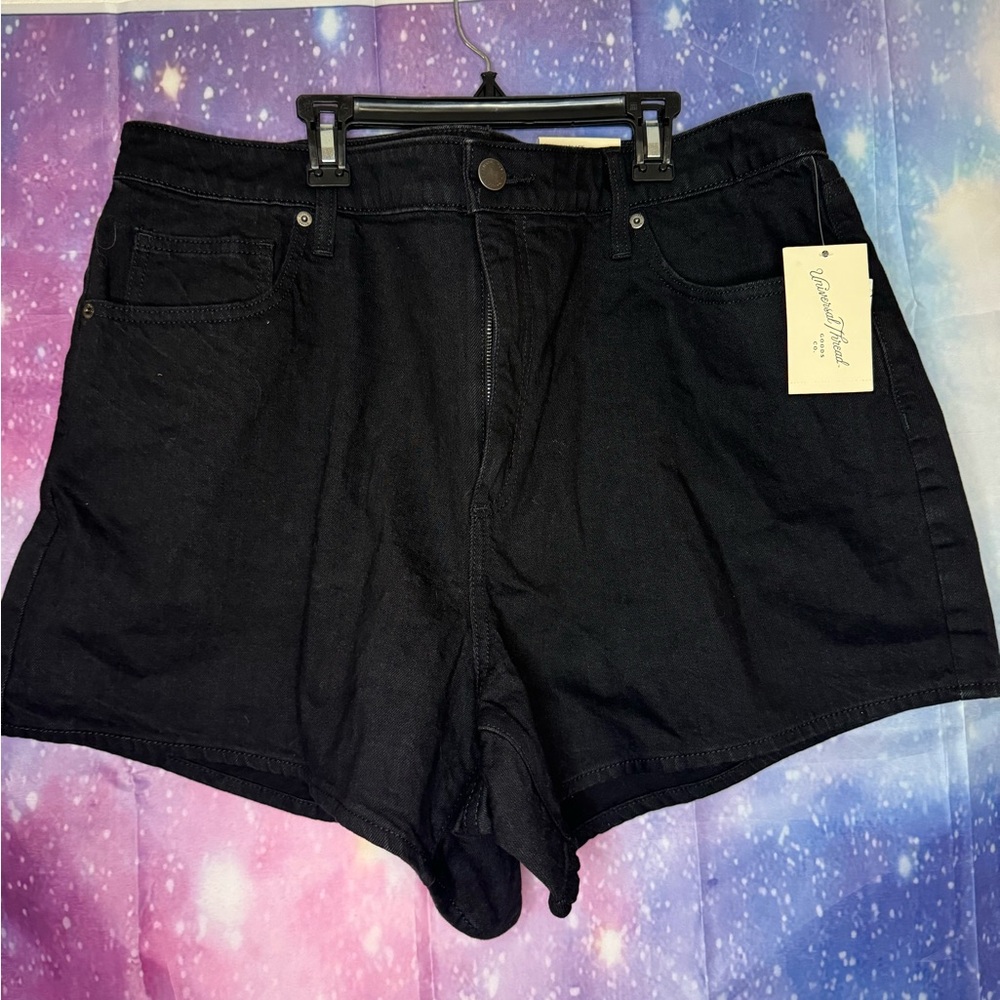 New universal thread 90’s cutoff shorts 🛍
